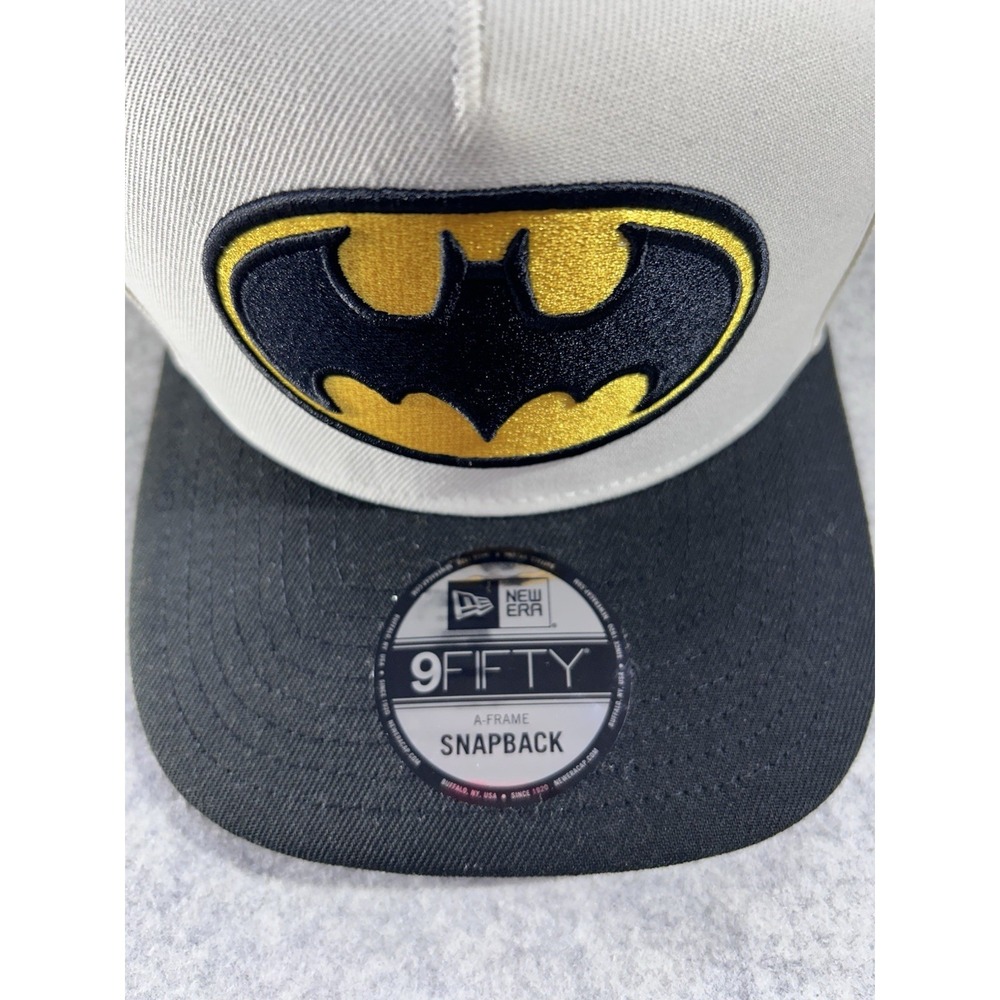 NEW ERA Batman Hat Beige, Adjustable Snapback, Embroidered, Comic & Black Bill
